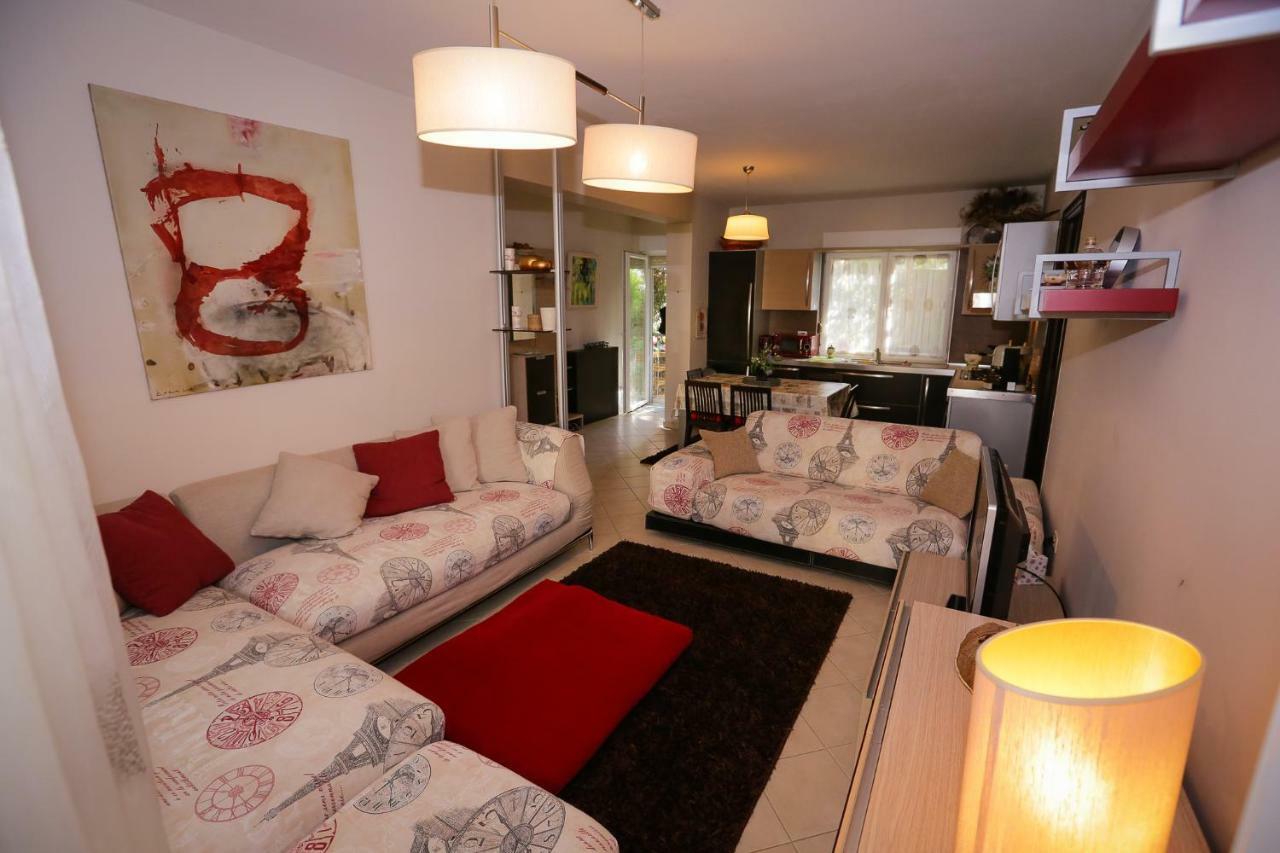 Pine-Tree Apt W/ Private Garden 50 M From The Sea Golem  Exterior photo