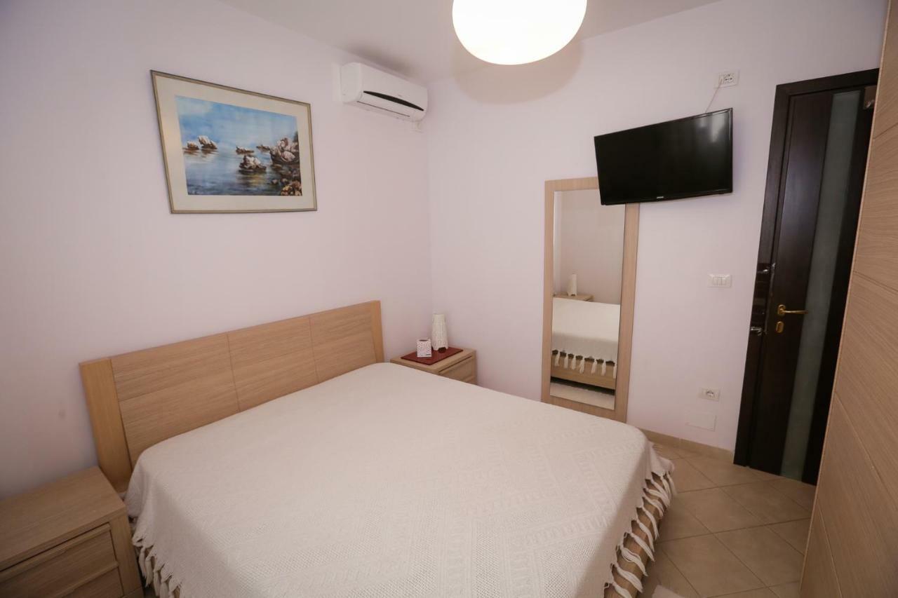 Pine-Tree Apt W/ Private Garden 50 M From The Sea Golem  Exterior photo